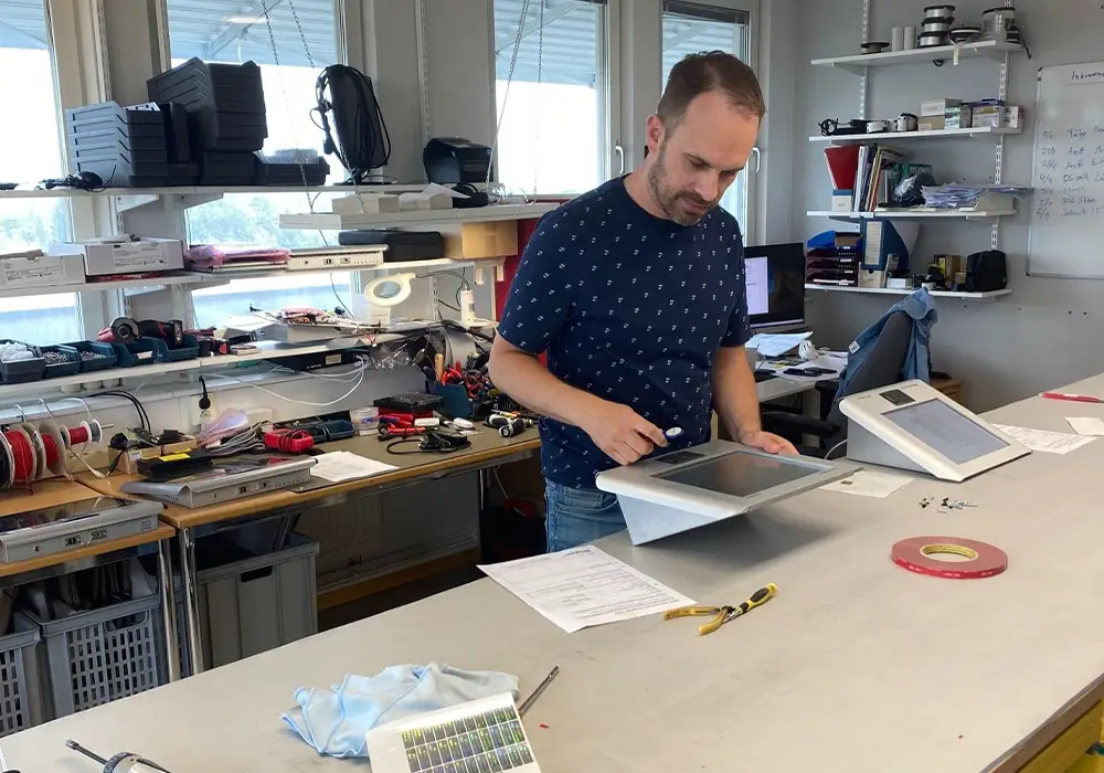 David jobbar med support av stämpelklockor och tidterminaler