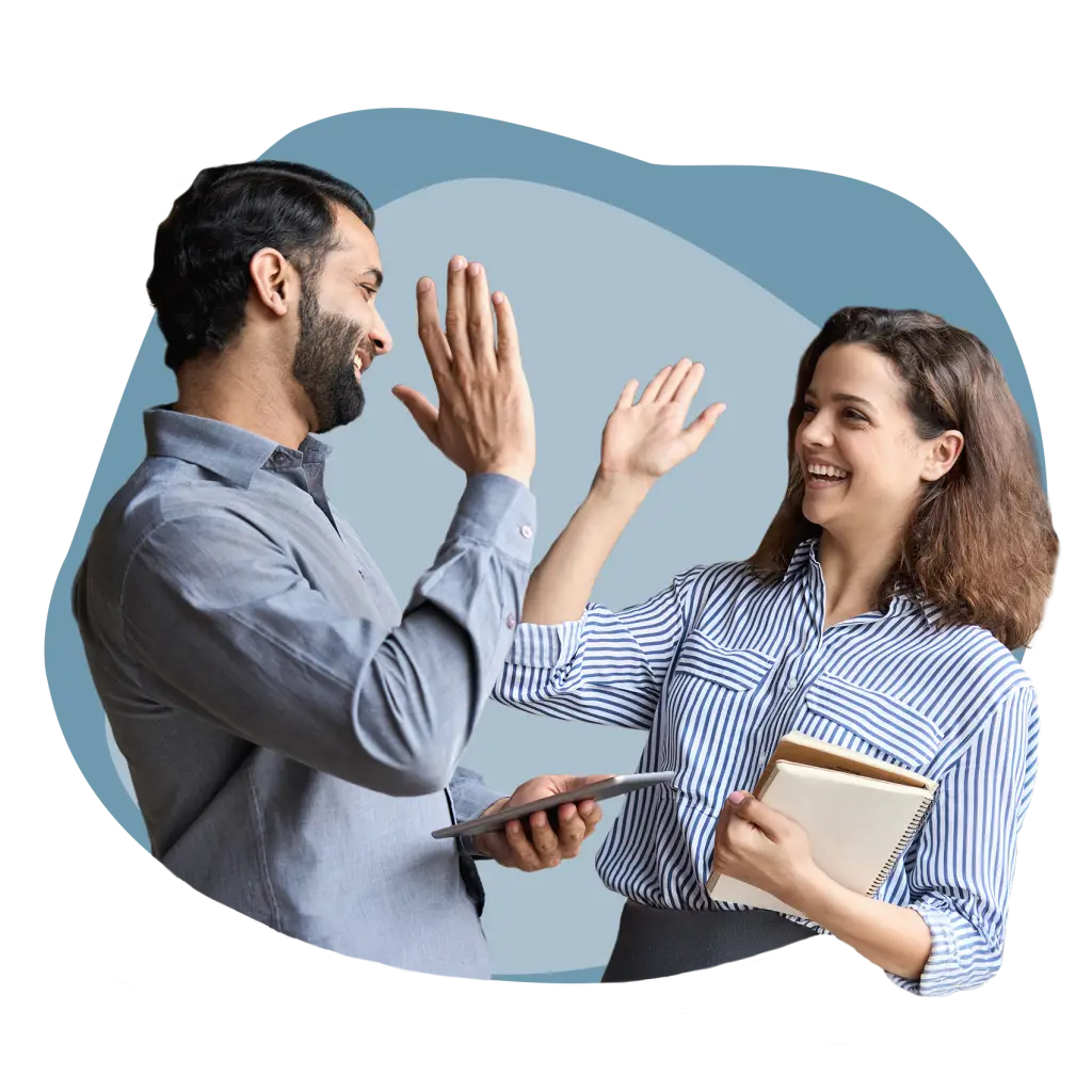 Två personer som tycker det är toppen att rapportera tid på arbetsplatsen